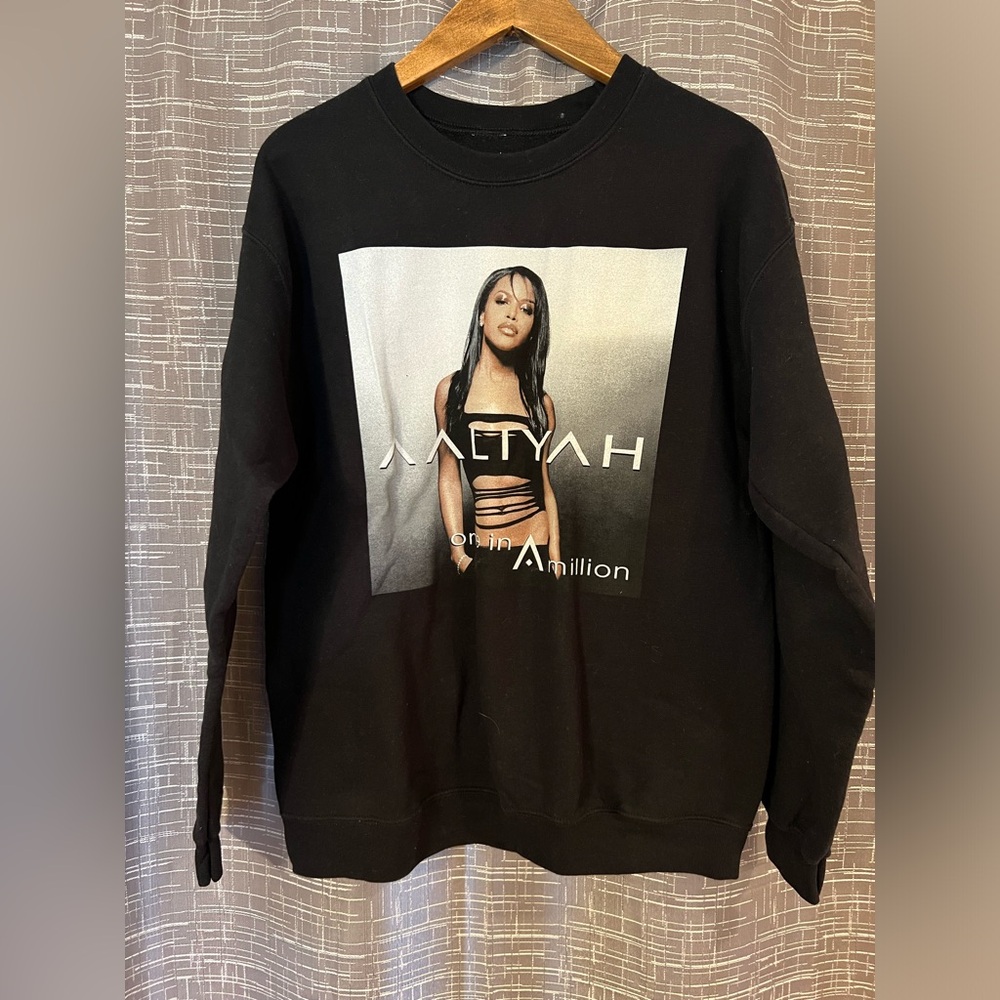 Crewneck sweatshirt size small Aaliyah